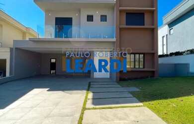 Imagem: A casa em condomínio possui 4 Dormitórios, 5 Banheiros, 4