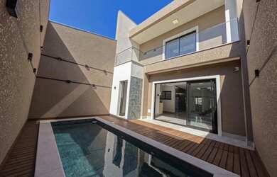 Imagem: A casa possui 4 Dormitórios, 3 Banheiros, 2 Vagas na garagem