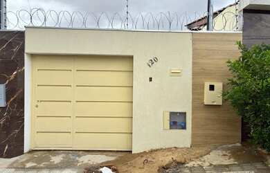 Imagem: A casa possui 3 Dormitórios, 2 Banheiros, 2 Vagas na garagem