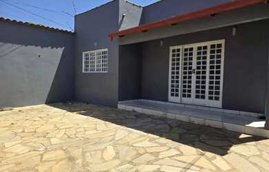 Imagem: A casa possui 5 Dormitórios, 5 Banheiros, 2 Vagas na garagem