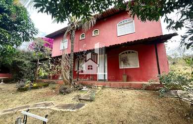 Imagem: A casa possui 4 Dormitórios, 3 Banheiros, 2 Vagas na garagem