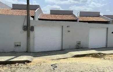 Imagem: A casa possui 2 Dormitórios, 1 Banheiro, 1 Vaga na garagem