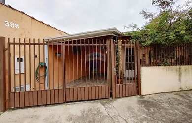 Imagem: A casa possui 2 Dormitórios, 1 Banheiro, 1 Vaga na garagem