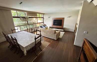 Imagem: A casa possui 5 Dormitórios, 3 Banheiros, 2 Vagas na garagem