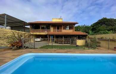 Imagem: A casa possui 3 Dormitórios, 3 Banheiros, 4 Vagas na garagem