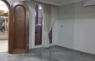 Imagem: A casa possui 4 Dormitórios, 5 Banheiros, 2 Vagas na garagem