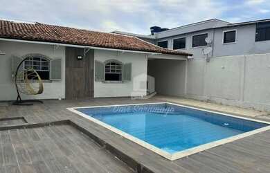 Imagem: A casa possui 4 Dormitórios, 3 Banheiros, 2 Vagas na garagem