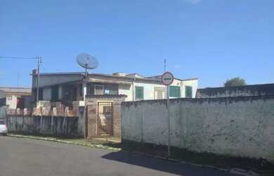 Imagem: A casa possui 5 Dormitórios, 3 Banheiros, 5 Vagas na garagem