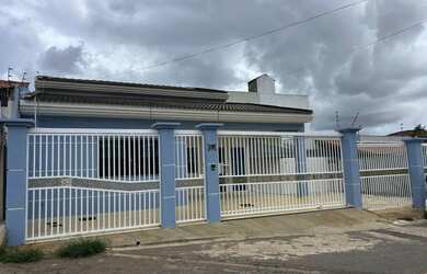 Imagem: O apartamento possui 3 Dormitórios, 1 Banheiro, 5 Vagas na