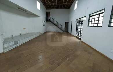 Imagem: O depósito possui 2 Vagas na garagem, 300m² de Área e está