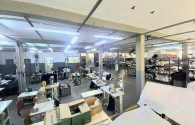 Imagem: O depósito possui 5 Vagas na garagem, 2.427m² de Área e