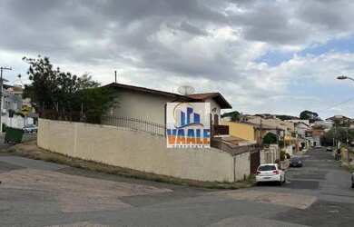 Imagem: A casa possui 4 Dormitórios, 5 Banheiros, 3 Vagas na garagem