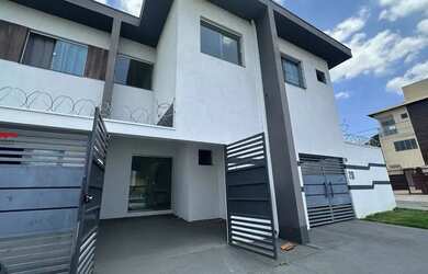 Imagem: A casa possui 3 Dormitórios, 2 Banheiros, 1 Vaga na garagem