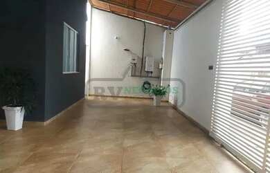 Imagem: A casa possui 3 Dormitórios, 2 Banheiros, 2 Vagas na garagem