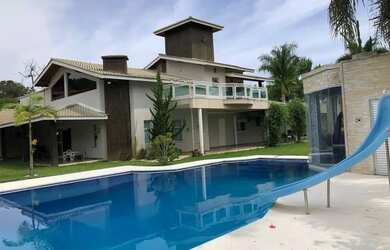 Imagem: A casa possui 4 Dormitórios, 5 Banheiros, 5 Vagas na garagem