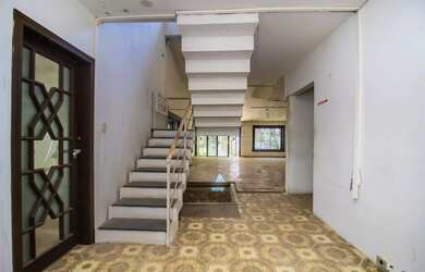 Imagem: A casa possui 3 Dormitórios, 5 Banheiros, 3 Vagas na garagem