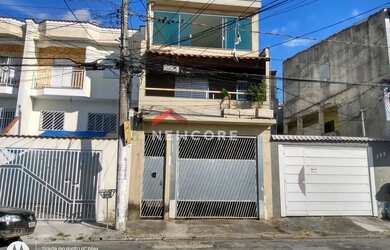 Imagem: A casa possui 5 Dormitórios, 3 Banheiros, 3 Vagas na garagem