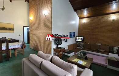 Imagem: A casa possui 3 Dormitórios, 3 Banheiros, 5 Vagas na garagem