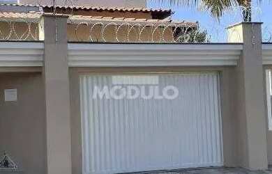 Imagem: A casa possui 3 Dormitórios, 4 Banheiros, 4 Vagas na garagem