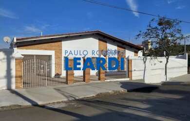 Imagem: A casa possui 4 Dormitórios, 4 Banheiros, 4 Vagas na garagem