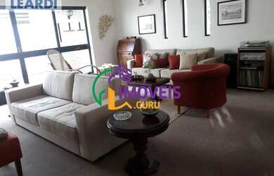 Imagem: O depósito possui 3 Vagas na garagem e 250m² de Área e está