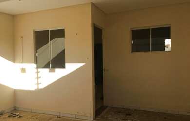 Imagem: A casa possui 3 Dormitórios, 2 Banheiros, 1 Vaga na garagem