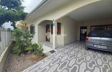 Imagem: A casa possui 4 Dormitórios, 3 Banheiros, 220m² de Área e