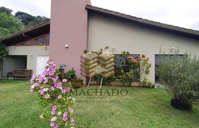 Imagem: A casa possui 3 Dormitórios, 5 Banheiros, 4 Vagas na garagem