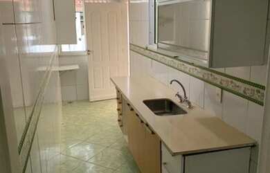 Imagem: A casa possui 2 Dormitórios, 2 Banheiros, 2 Vagas na garagem