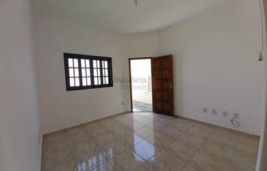 Imagem: A casa possui 2 Dormitórios, 2 Banheiros, 2 Vagas na garagem