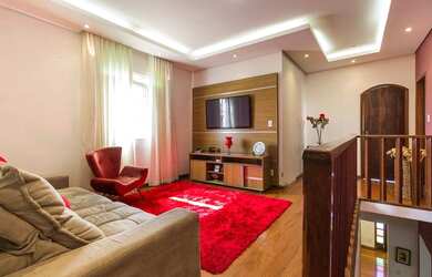 Imagem: A casa possui 4 Dormitórios, 4 Banheiros, 4 Vagas na garagem