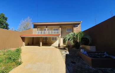 Imagem: A casa possui 5 Dormitórios, 4 Banheiros, 2 Vagas na garagem