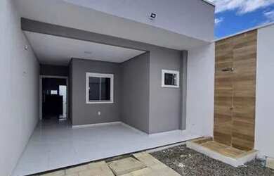 Imagem: A casa possui 3 Dormitórios, 1 Banheiro, 2 Vagas na garagem