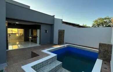 Imagem: A casa possui 4 Dormitórios, 3 Banheiros, 2 Vagas na garagem