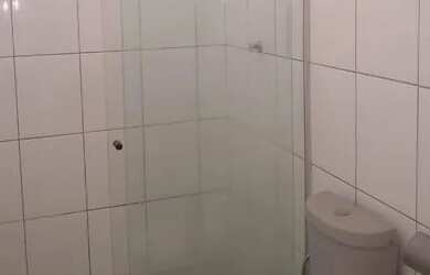 Imagem: A casa possui 3 Dormitórios, 1 Banheiro, 2 Vagas na garagem