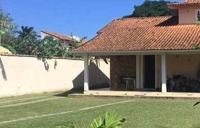 Imagem: A casa possui 3 Dormitórios, 3 Banheiros, 4 Vagas na garagem