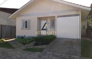 Imagem: A casa possui 3 Dormitórios, 1 Banheiro, 2 Vagas na garagem