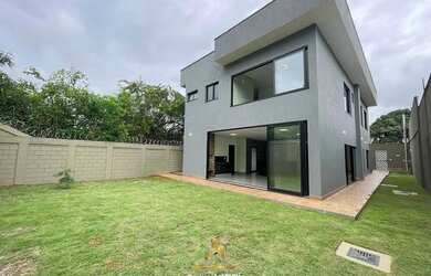 Imagem: A casa possui 4 Dormitórios, 5 Banheiros, 2 Vagas na garagem