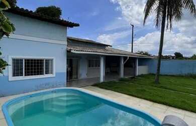 Imagem: A casa possui 3 Dormitórios, 2 Banheiros, 3 Vagas na garagem