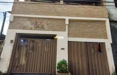 Imagem: A casa possui 3 Dormitórios, 1 Banheiro, 2 Vagas na garagem