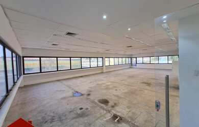 Imagem: O depósito possui 4 Vagas na garagem, 175m² de Área e está