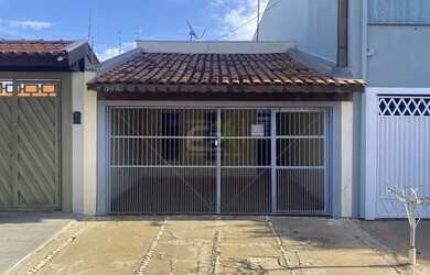 Imagem: A casa possui 2 Dormitórios, 1 Banheiro, 2 Vagas na garagem