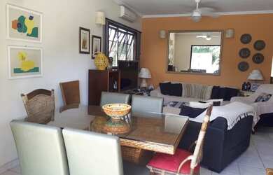 Imagem: A casa possui 4 Dormitórios, 3 Banheiros, 3 Vagas na garagem