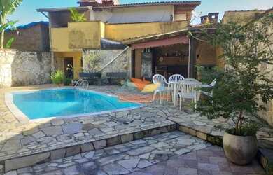 Imagem: A casa possui 3 Dormitórios, 3 Banheiros, 2 Vagas na garagem