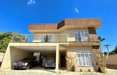 Imagem: A casa possui 4 Dormitórios, 2 Banheiros, 4 Vagas na garagem