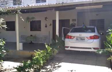 Imagem: A casa possui 4 Dormitórios, 2 Banheiros, 5 Vagas na garagem