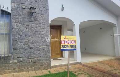 Imagem: A casa possui 3 Dormitórios, 3 Banheiros, 2 Vagas na garagem