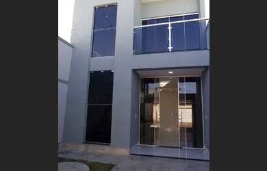 Imagem: A casa possui 3 Dormitórios, 2 Banheiros, 2 Vagas na garagem