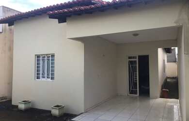 Imagem: A casa possui 3 Dormitórios, 2 Banheiros, 2 Vagas na garagem