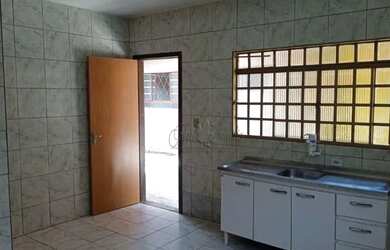 Imagem: A casa possui 2 Dormitórios, 1 Banheiro, 2 Vagas na garagem